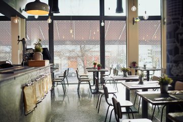 Maximalizujte soukromí a styl pomocí okenních fólií pro restaurace